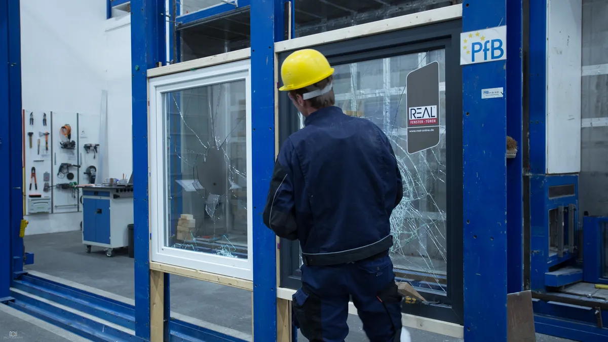 Betriebsbesichtigung bei PfB GmbH & Co. Prüfzentrum für Bauelemente KG in Rosenheim